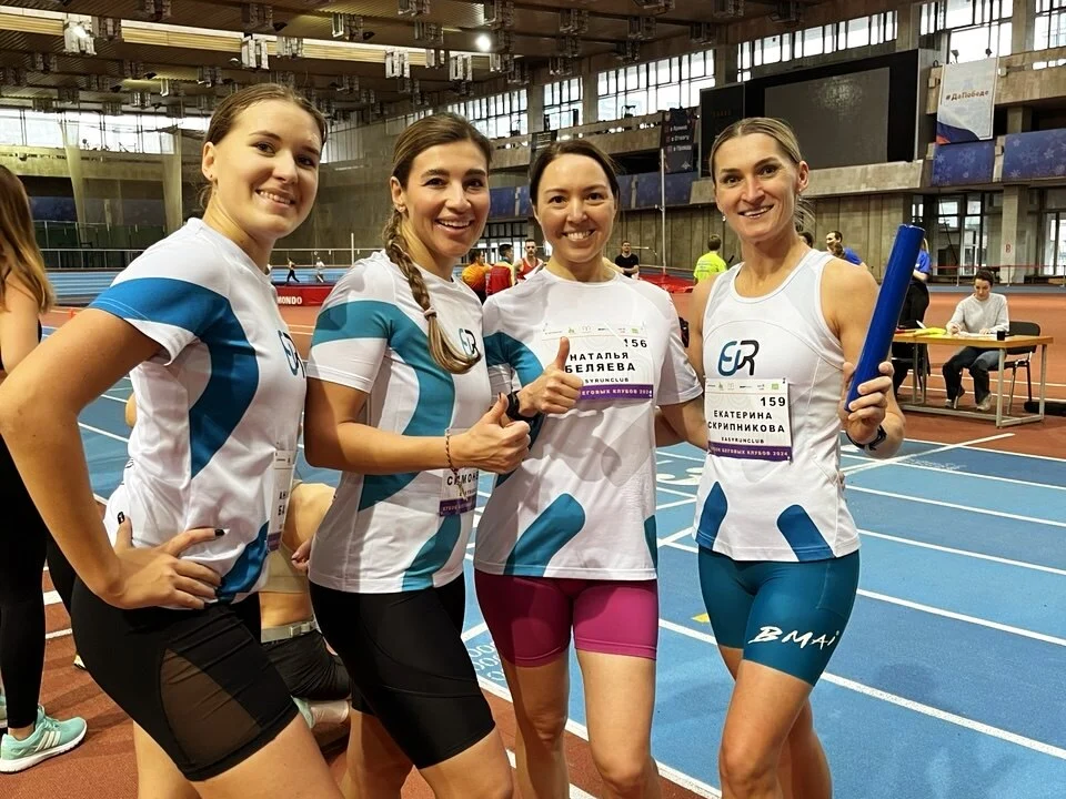 Группа Easy Run Club с тренерами на пробежке